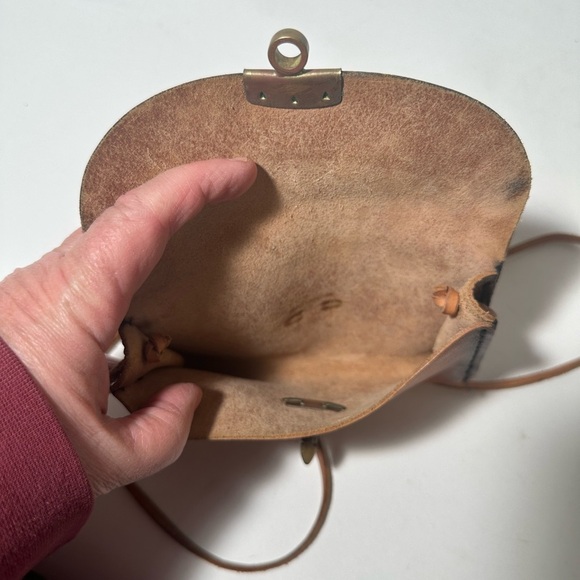 Brown Leather Hand Tooled Crossbody Bag with Vintage Flap Design - Picture 4 of 4